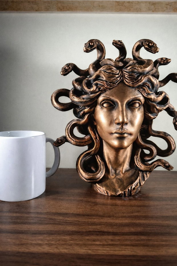 Statuetă Decorativă Medusa 25 cm Pictată Manual, Finisaj Bronz, Structură Solidă