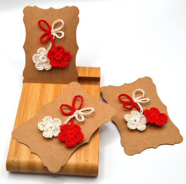 Martisor traditional crosetat cu flori albe si rosii
