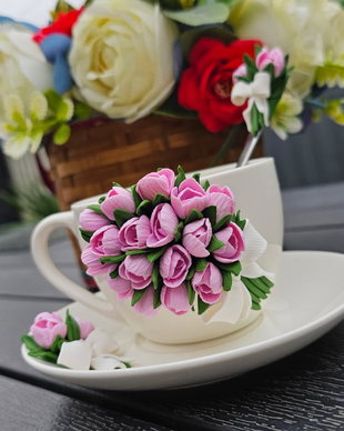 Set decorativ handmade - cana cu buchet de lalele roz, farfurioara si lingurita asortata