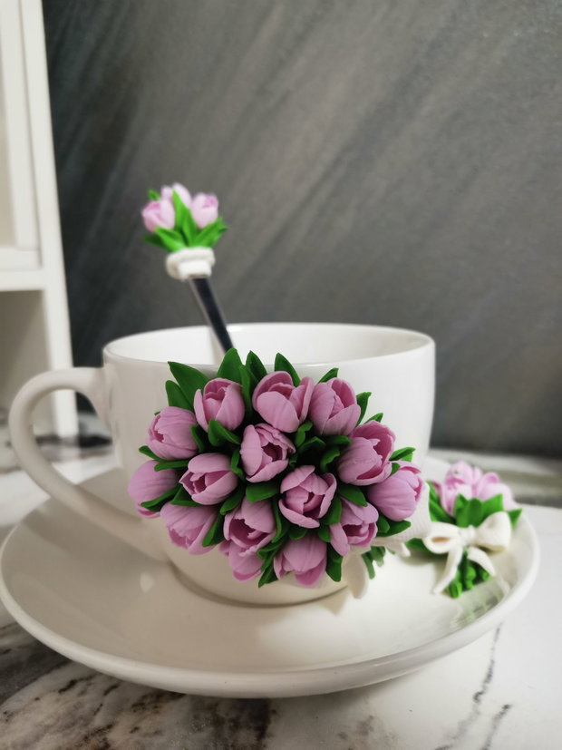 Set decorativ handmade - cana cu buchet de lalele roz, farfurioara si lingurita asortata
