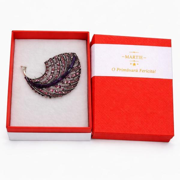 Broșă Elegantă Pana cu Cristale Mov &ndash; Mărțișor &ndash; Accesoriu Rafinat de Primăvară