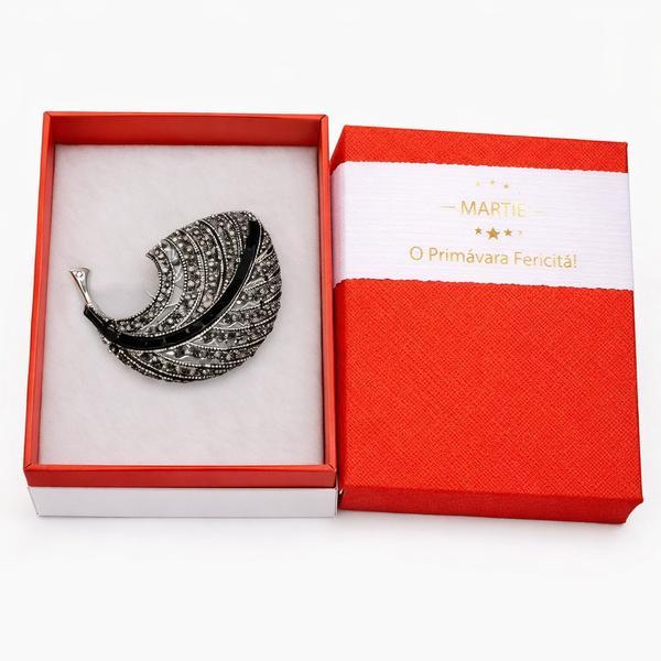 Broșă Elegantă Pană Neagră cu Detalii Argintii &ndash; Mărțișor &ndash; Accesoriu Vintage de Primăvară