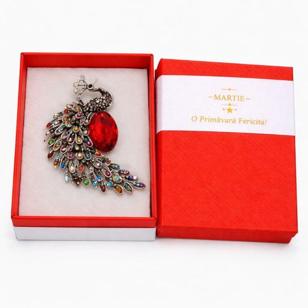 Broșă Elegantă Păun cu Piatra Roșie &ndash; Mărțișor &ndash; Accesoriu Statement de Primăvară