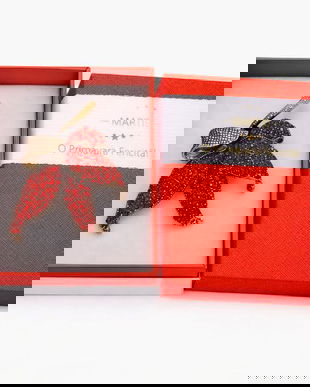 Broșă Elegantă Frunză Roșie cu Cristale &ndash; Mărțișor &ndash; Accesoriu Rafinat de Primăvară