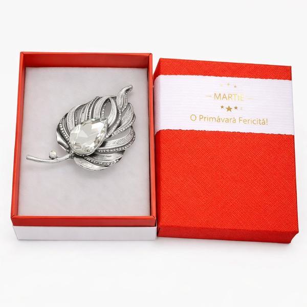 Broșă Elegantă Frunză Argintie cu Cristal &ndash; Mărțișor &ndash; Accesoriu Rafinat de Primăvară