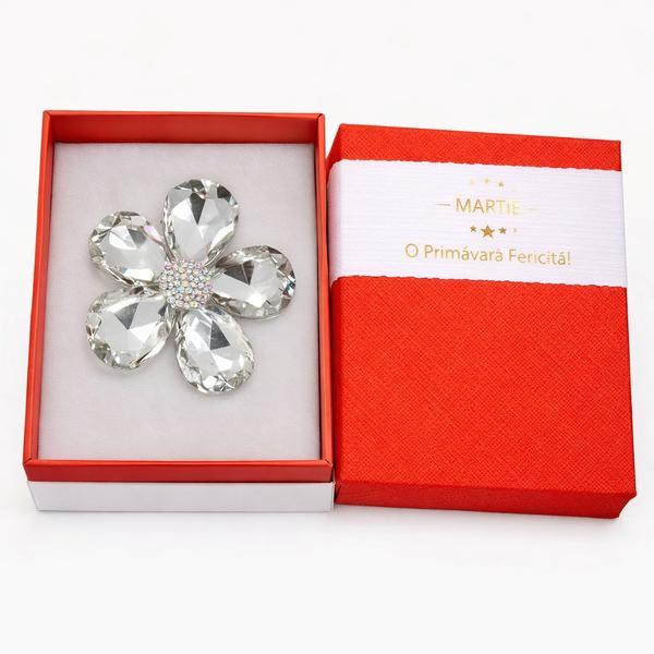 Broșă Elegantă Floare Albă cu Cristale &ndash; Mărțișor &ndash; Accesoriu Rafinat de Primăvară