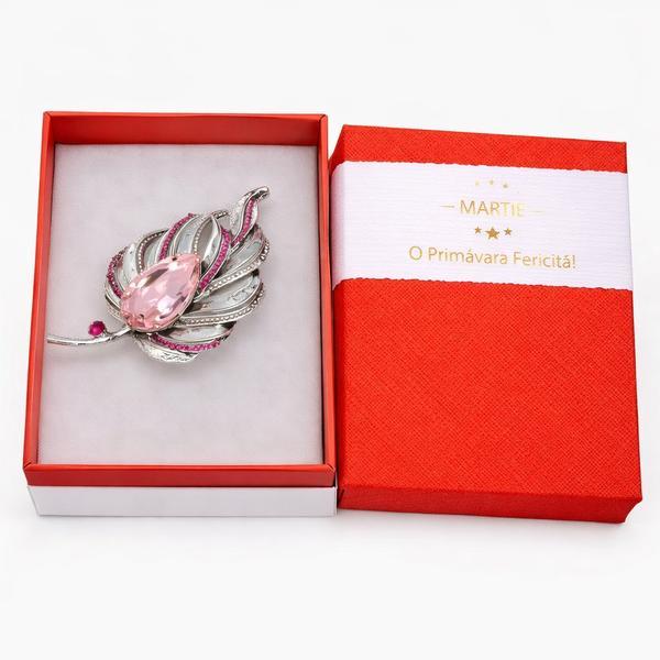 Broșă Elegantă Frunză Argintie cu Cristal Roz – Mărțișor – Accesoriu Delicat de Primăvară