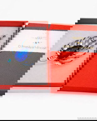 Broșă Elegantă Frunză Argintie cu Cristal Albastru &ndash; Mărțișor &ndash; Accesoriu Strălucitor de Primăvară