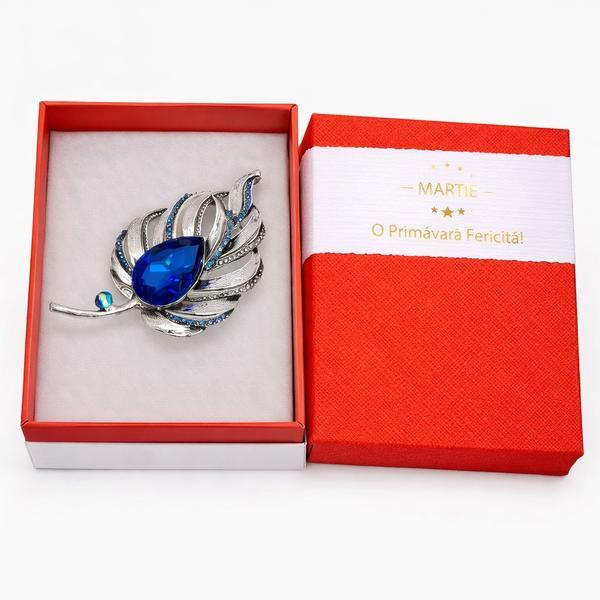 Broșă Elegantă Frunză Argintie cu Cristal Albastru &ndash; Mărțișor &ndash; Accesoriu Strălucitor de Primăvară