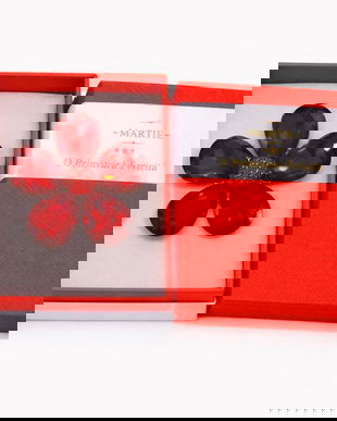 Broșă Elegantă Floare Roșie cu Cristale &ndash; Mărțișor &ndash; Accesoriu Rafinat de Primăvară