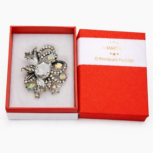 Broșă Elegantă Floare Argintie cu Cristale &ndash; Mărțișor &ndash; Accesoriu de Primăvară