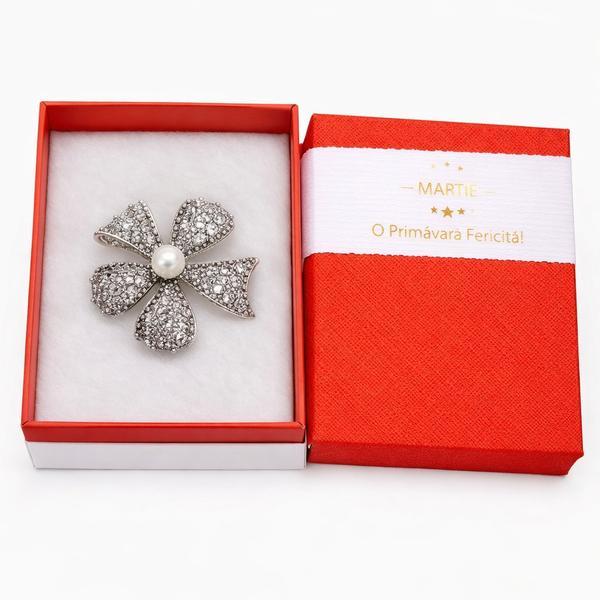 Broșă Elegantă Floare Argintie cu Cristale și Perlă &ndash; Mărțișor &ndash; Accesoriu de Primăvară