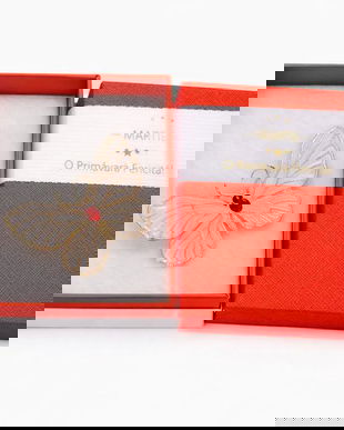 Broșă Fluture Auriu cu Cristal Roșu &ndash; Mărțișor &ndash; Accesoriu de Primăvară