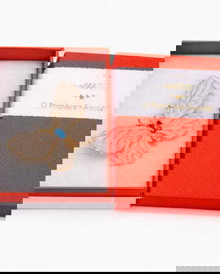 Broșă Fluture Auriu cu Cristal Albastru &ndash; Mărțișor &ndash; Accesoriu de Primăvară