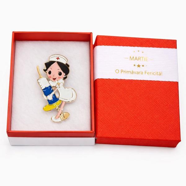 Broșă Asistentă Medicală – Mărțișor – Accesoriu de Primăvară