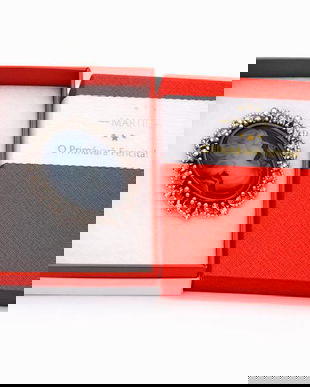 Broșă Elegantă Vintage &icirc;n Cutie Cadou Roșie &ndash; Accesoriu Clasic de Primăvară