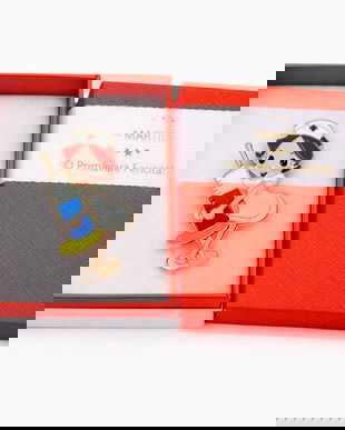 Broșă Model Asistentă Medicală cu Seringă &ndash; Mărțișor &ndash; Accesoriu de Primăvară