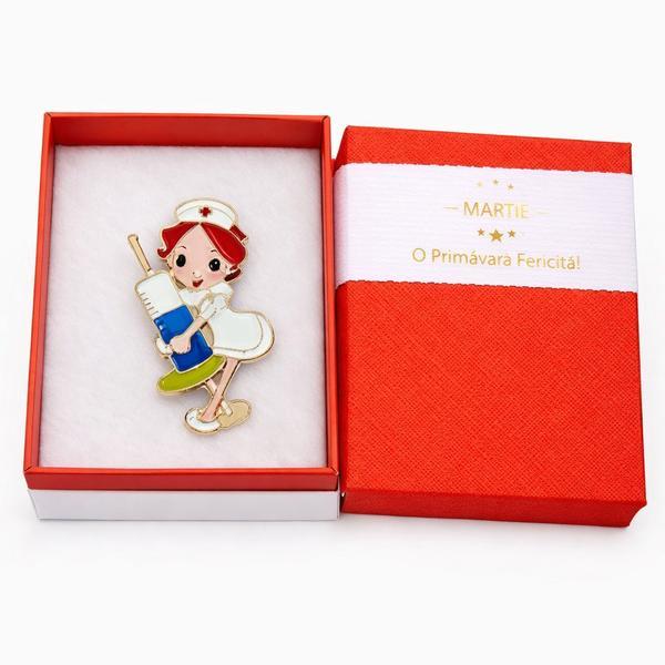 Broșă Model Asistentă Medicală cu Seringă &ndash; Mărțișor &ndash; Accesoriu de Primăvară