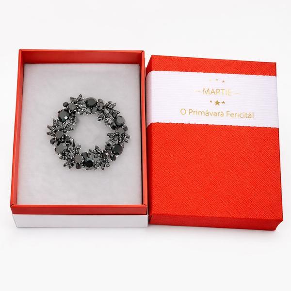 Broșă Elegantă Ghirlanda Florală Neagră cu Pietre Strălucitoare &ndash; Mărțișor de Primăvară