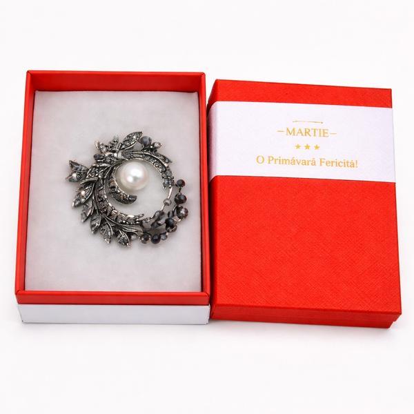 Broșă Elegantă Ghirlanda Florală Argintie cu Perlă Albă &ndash; Mărțișor de Primăvară