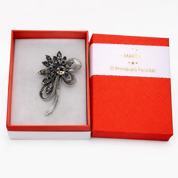 Broșă Elegantă Floare Argintie cu Pietre Strălucitoare &ndash; Mărțișor de Primăvară