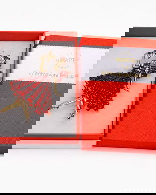 Broșă Z&acirc;nă Roșie cu Cristale Strălucitoare &ndash; Mărțișor de Primăvară, Accesoriu Rafinat pentru Femei