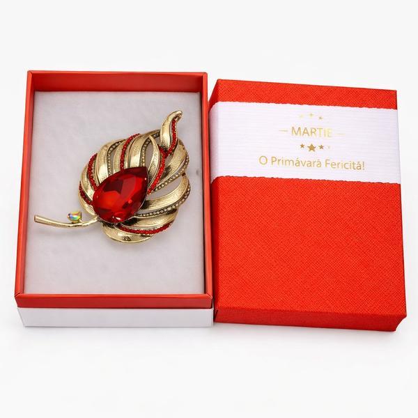 Broșă Frunză Aurie cu Cristal Roșu – Mărțișor de Primăvară, Accesoriu Elegant pentru Femei
