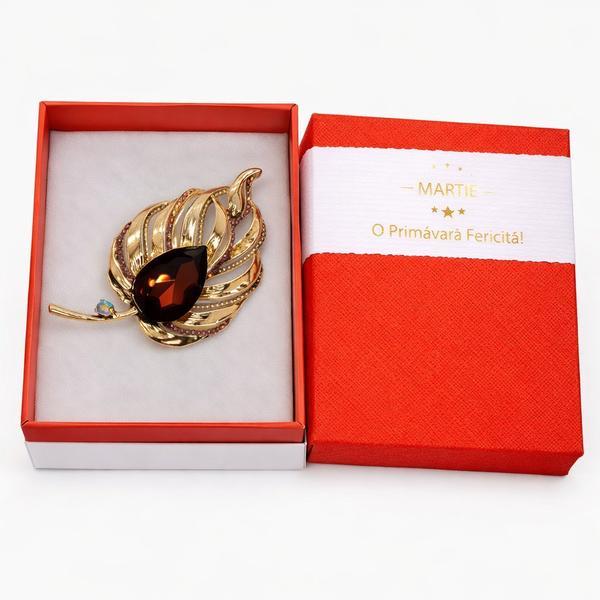 Broșă Frunză Aurie cu Cristal Maro – Mărțișor de Primăvară, Accesoriu Rafinat pentru Femei