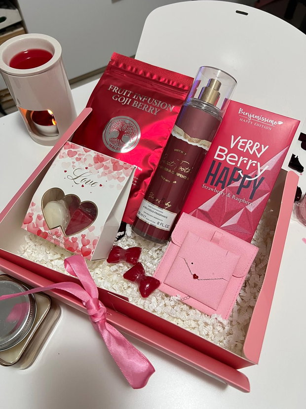 Sweet Berry set feminin cu ceai Goji Berry, body mist cireșe, ciocolată, ceară parfumată inimă și brățară