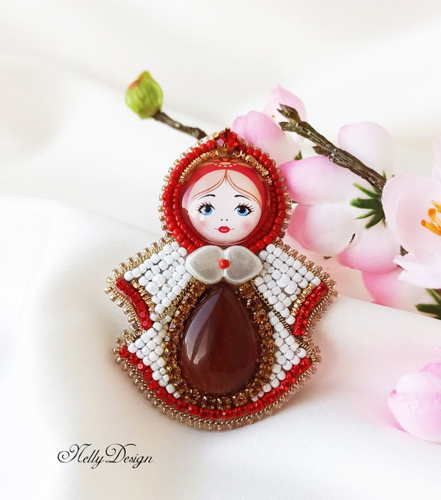 Brosa-martisor - broderie manuala cu ochi-de-tigru