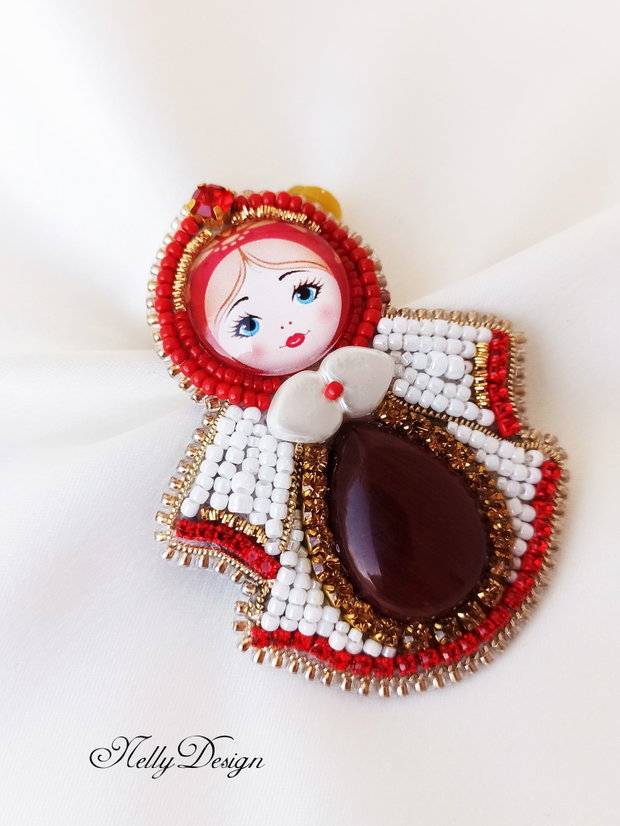 Brosa-martisor - broderie manuala cu ochi-de-tigru