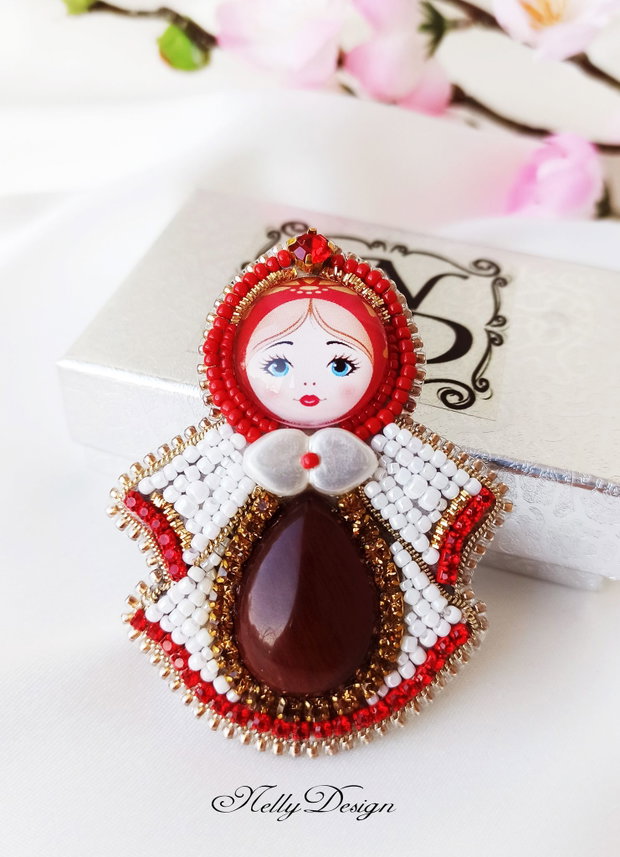 Brosa-martisor - broderie manuala cu ochi-de-tigru