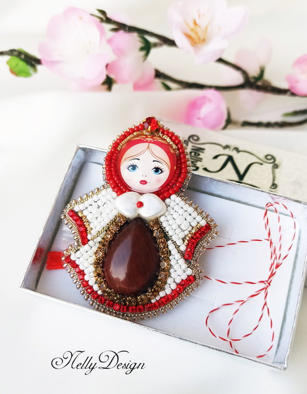 Brosa-martisor - broderie manuala cu ochi-de-tigru