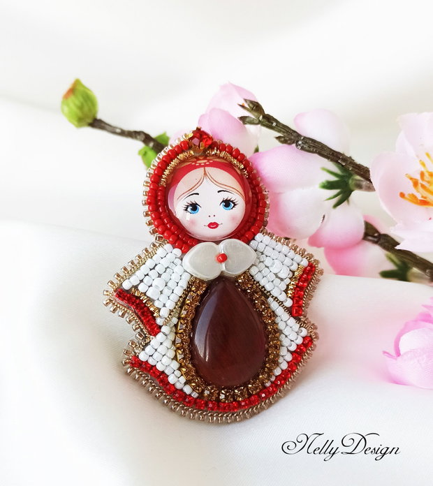 Brosa-martisor - broderie manuala cu ochi-de-tigru