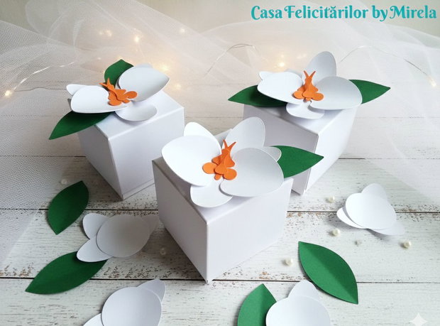 Cutii mărturii nuntă decorate cu orhidee