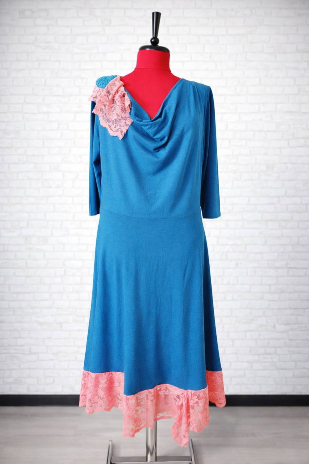 Rochie albastră cu dantelă roz