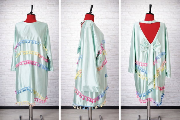 Rochie mint cu aplicații multicolore și fundă decorativă