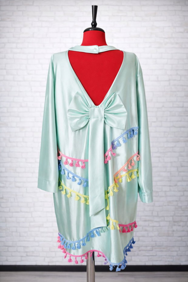 Rochie mint cu aplicații multicolore și fundă decorativă