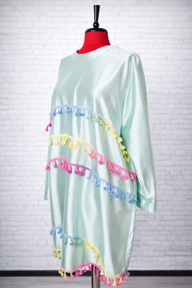 Rochie mint cu aplicații multicolore și fundă decorativă