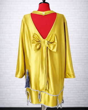 Rochie galben-auriu cu fundă decorativă și aplicații croșetate
