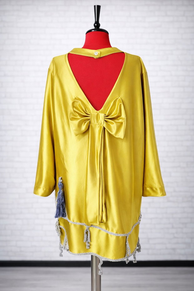 Rochie galben-auriu cu fundă decorativă și aplicații croșetate