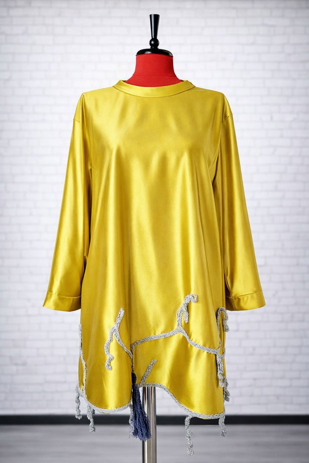 Rochie galben-auriu cu fundă decorativă și aplicații croșetate