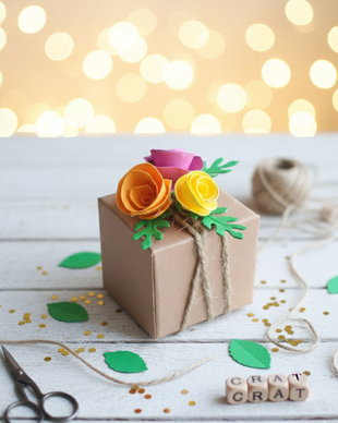 Cutiută craft pentru mărturii nuntă sau botez decorată cu trandafiri