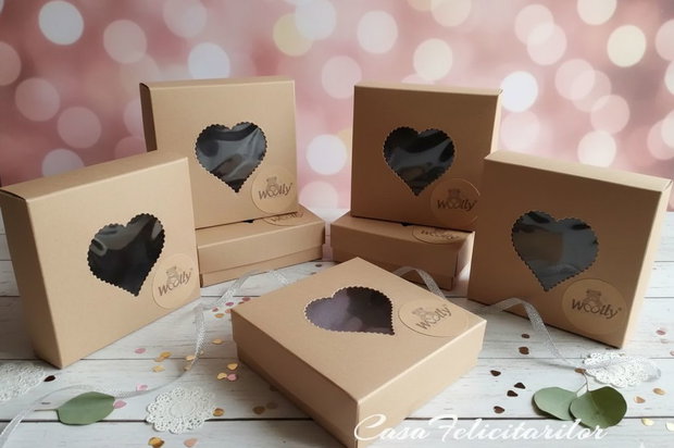 Cutii craft pătrate cu fereastră inimioară