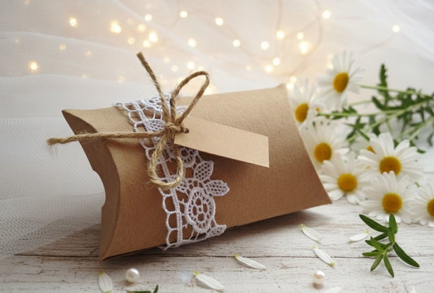Cutie craft decorată cu dantelă