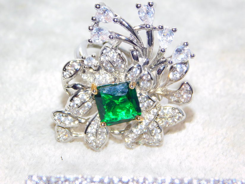 Brosa noua  zirconii,  centru  cristal verde,   inel deosebit,  central  cristal  verde