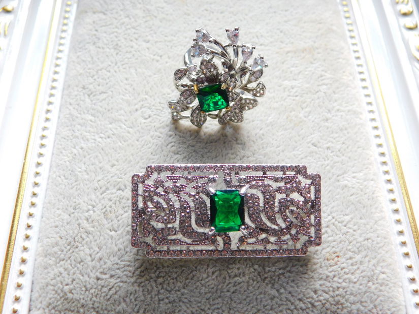 Brosa noua  zirconii,  centru  cristal verde,   inel deosebit,  central  cristal  verde