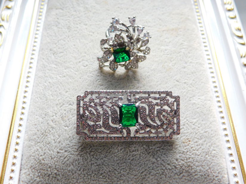 Brosa noua  zirconii,  centru  cristal verde,   inel deosebit,  central  cristal  verde