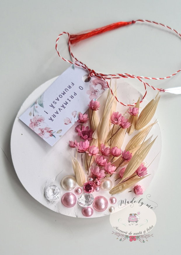 Martisor din ceramica cu flori uscate