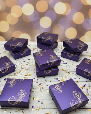 Cutii mov cu model floral embosat auriu
